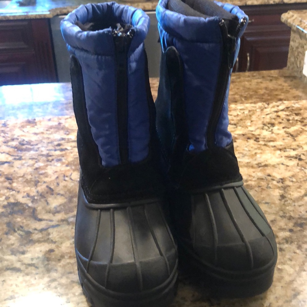 Snow boots size 3